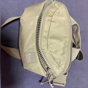 Lululemon 2.5L bag